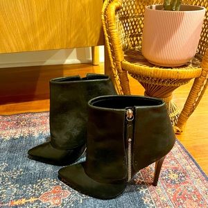 Alice + Olivia Dawson black cuffed pointed booties size 39 (8.5 US)